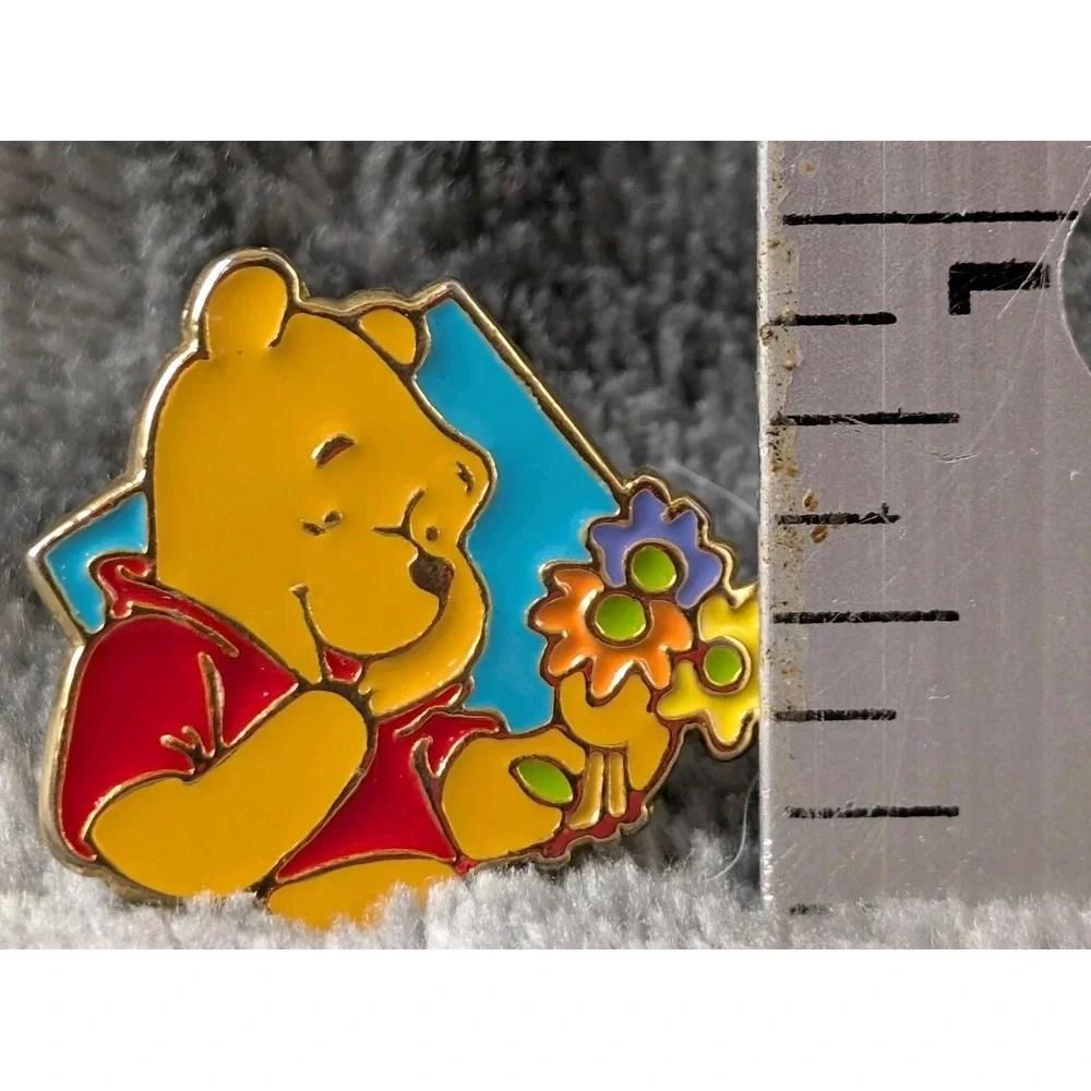 Disney Trading Pin Winnie the Pooh with Flowers Bouquet ©‎ Disney Parks